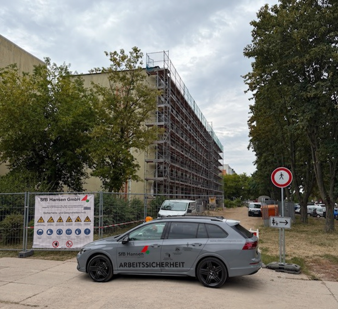 Mehrfamilienhaus am Meseberger Weg mit Baugerüst und Sicherheitsfahrzeug der SFB Hansen GmbH