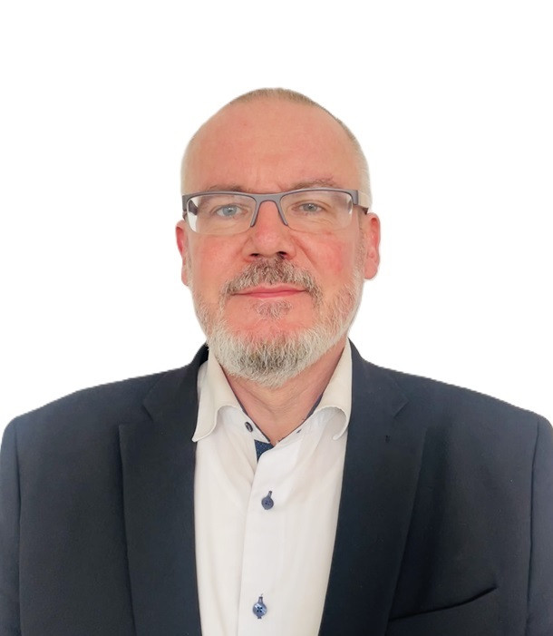 Andreas Herrmann von Abendfriede im Anzug vor weißem Hintergrund