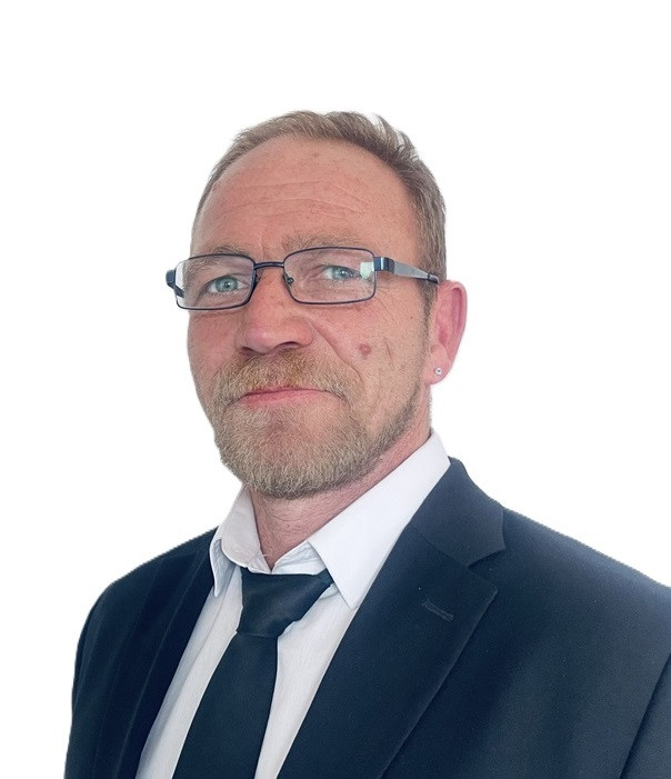 Alexander Neumann im Anzug – Abendfriede Bestattungen