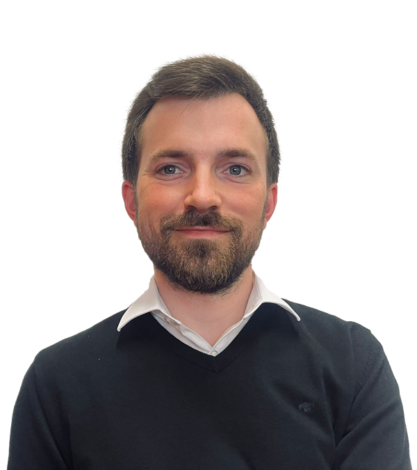 Max ohne Hintergrund, Porträt einer männlichen Person mit weißem Hemd und dunklem Pullover vor schwarzem Hintergrund