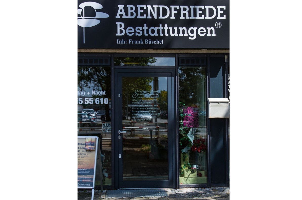 Eingang der Filiale Nord von ABENDFRIEDE Bestattungen mit Schaufenster und Beschriftung