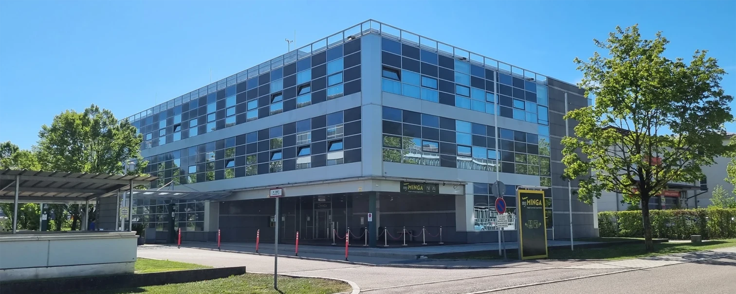 Außenansicht des myMINGA Hotels am Flughafen in Deutschland bei sonnigem Wetter