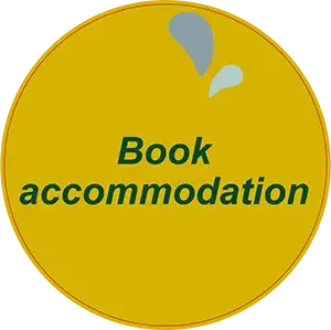 Button neu Übernachtung buchen auf Englisch – gelber Kreis mit Text 'Book accommodation'