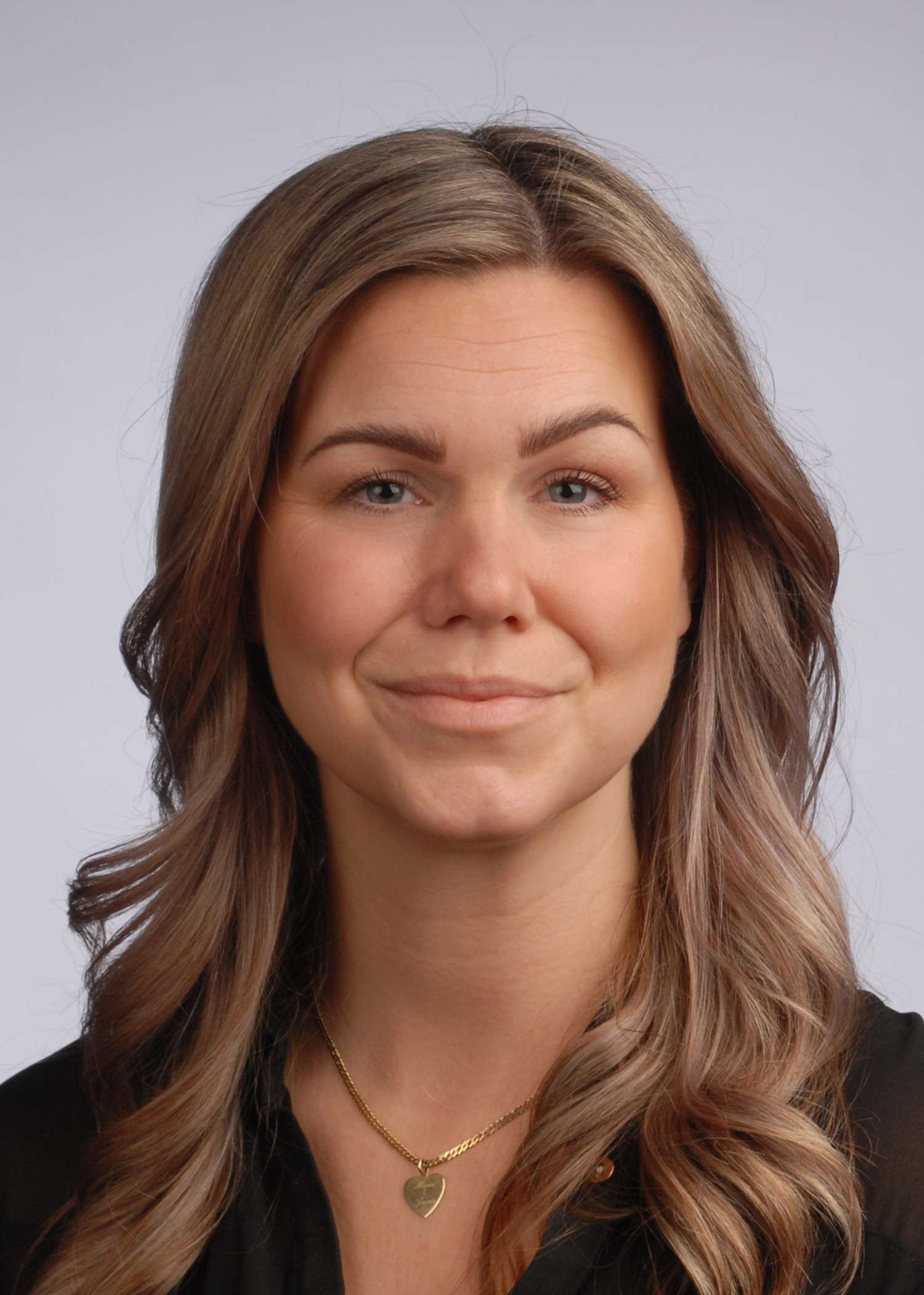 Porträtfoto von Laudiensophie mit braunen, welligen Haaren