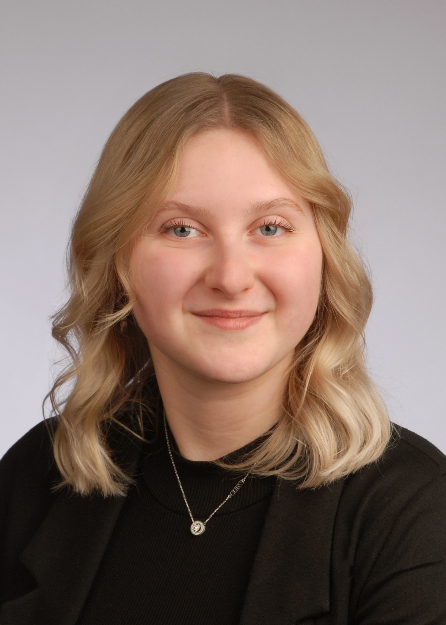 Phoebe Hagemann mit schulterlangen blonden Haaren und schwarzer Kleidung