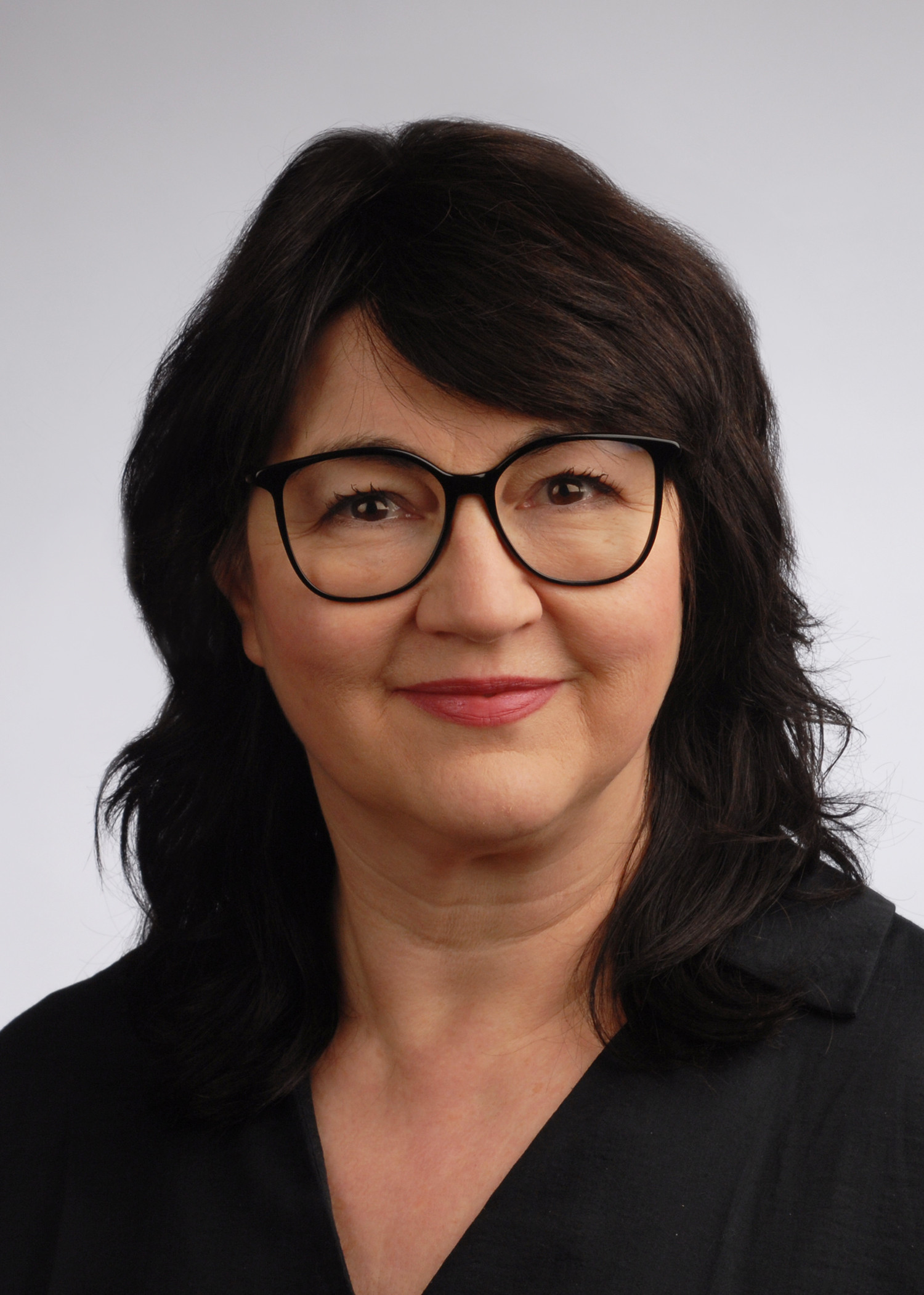 Porträtfoto von Inga mit dunklen Haaren