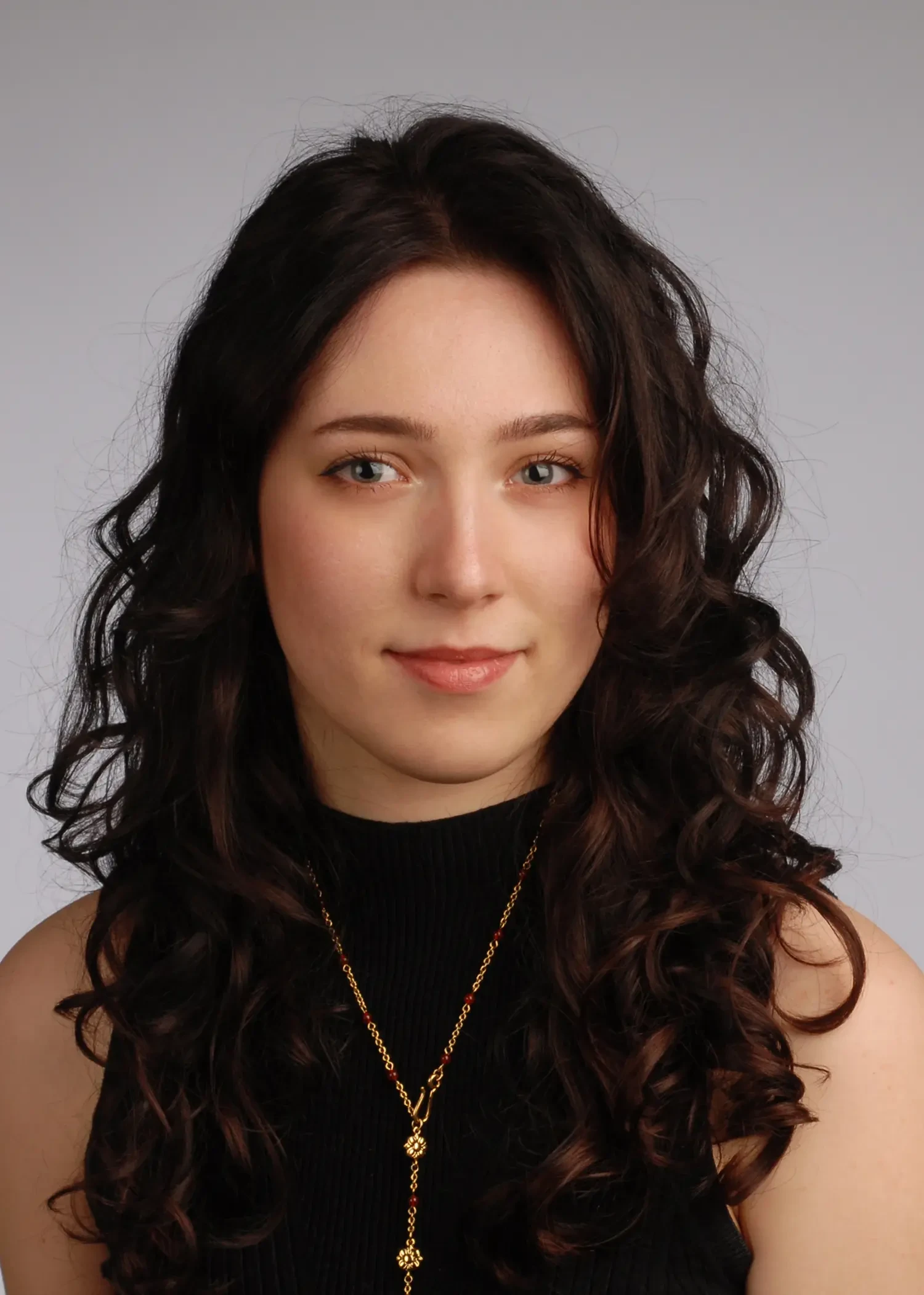Porträt von Clara Witte vor neutralem Hintergrund