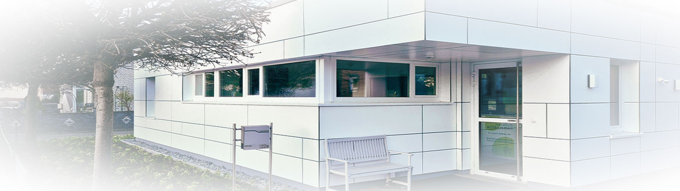 Eingangsbereich mit Sitzgelegenheit der Gemeinschaftspraxis Lichtenberg