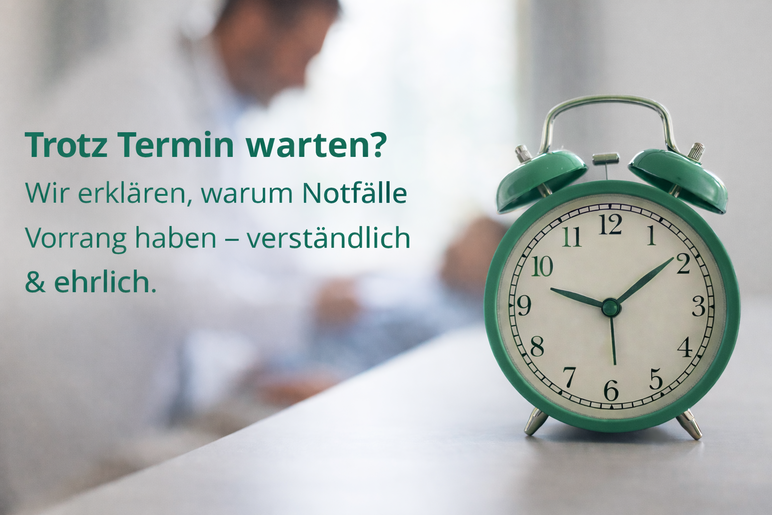 Wecker auf Tisch in Arztpraxis mit Text zur Wartezeit auf einen Termin und Hinweis auf Notfälle