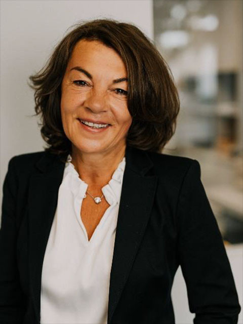 Ina Hunger im Business-Outfit, professionelle Porträtaufnahme