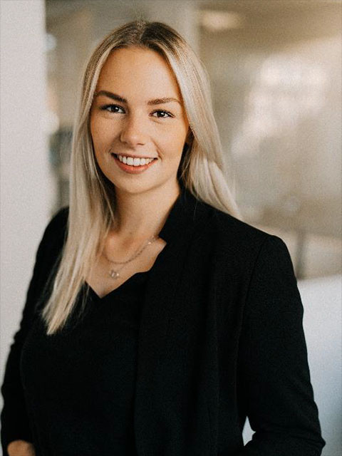 Aileen Hunger im Business-Outfit mit blondem Haar