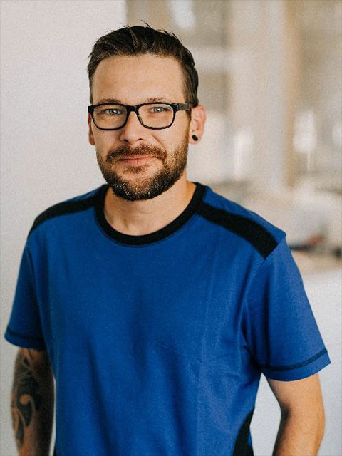 Timm Pilgrim im blauen T-Shirt