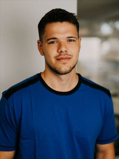 Porträt von Marvin Hoffmeier in blauem Shirt