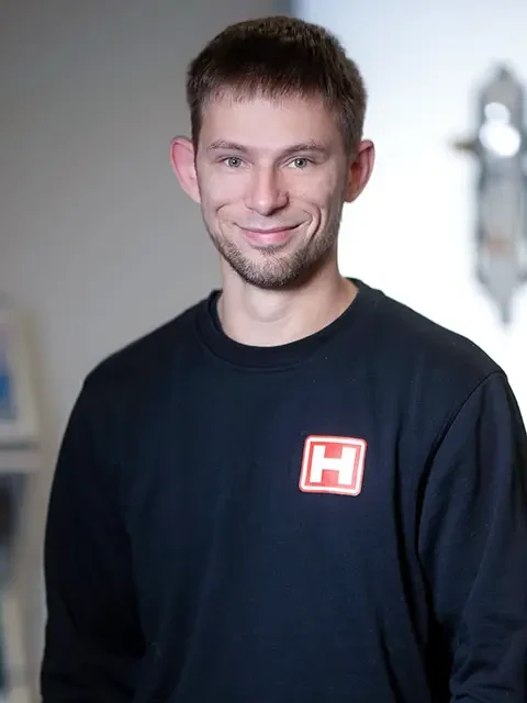 Matthias Hauch mit schwarzem Pullover und rotem H-Logo