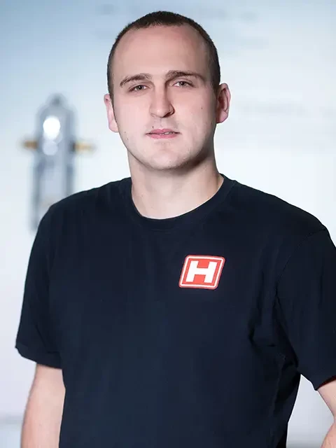 Yannick Greitschus mit schwarzem T-Shirt und rotem H-Logo