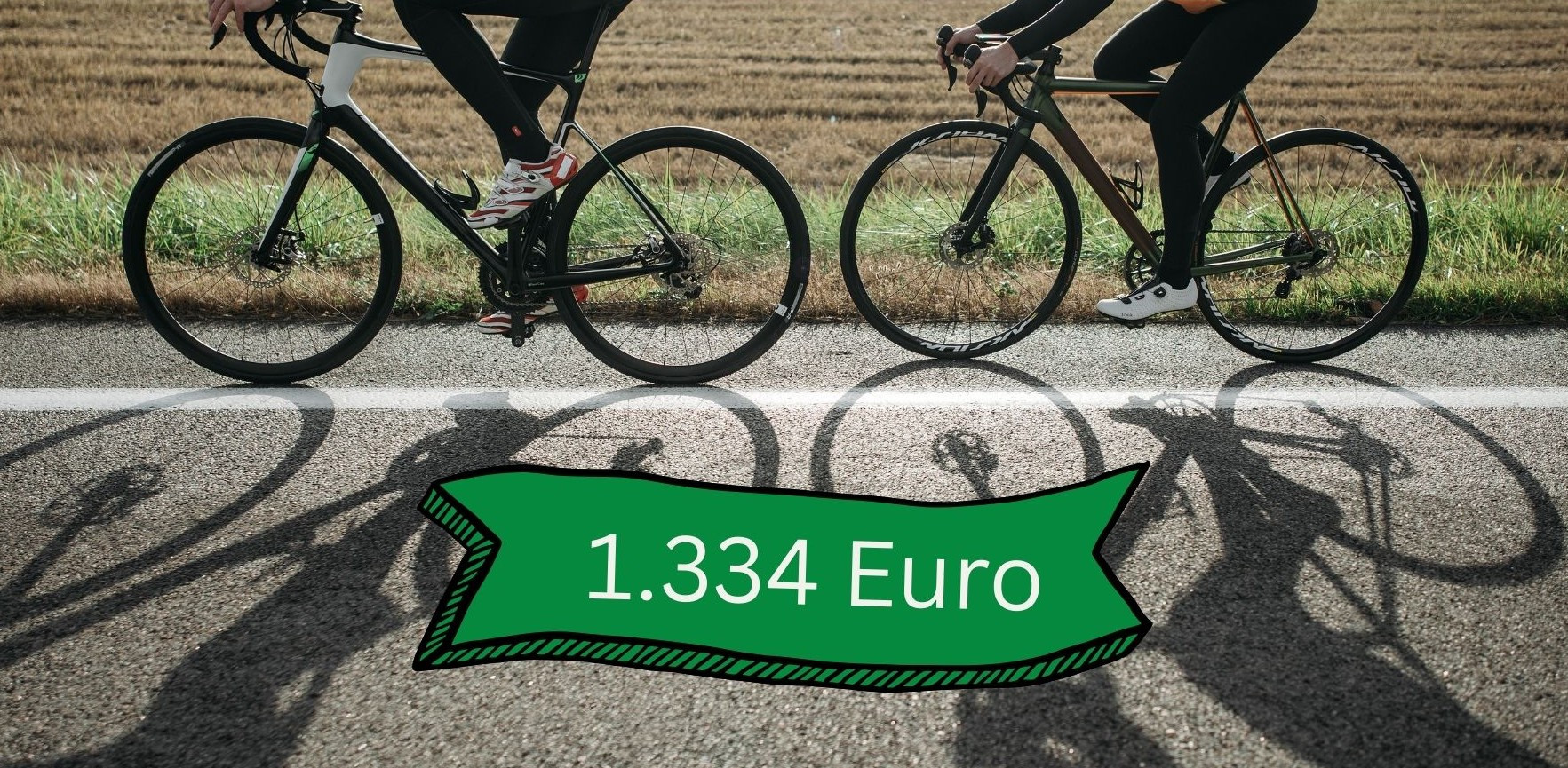 Zwei Radfahrer auf Landstraße mit 1.334 Euro Schriftzug, Fotoauswahl für Website KLG