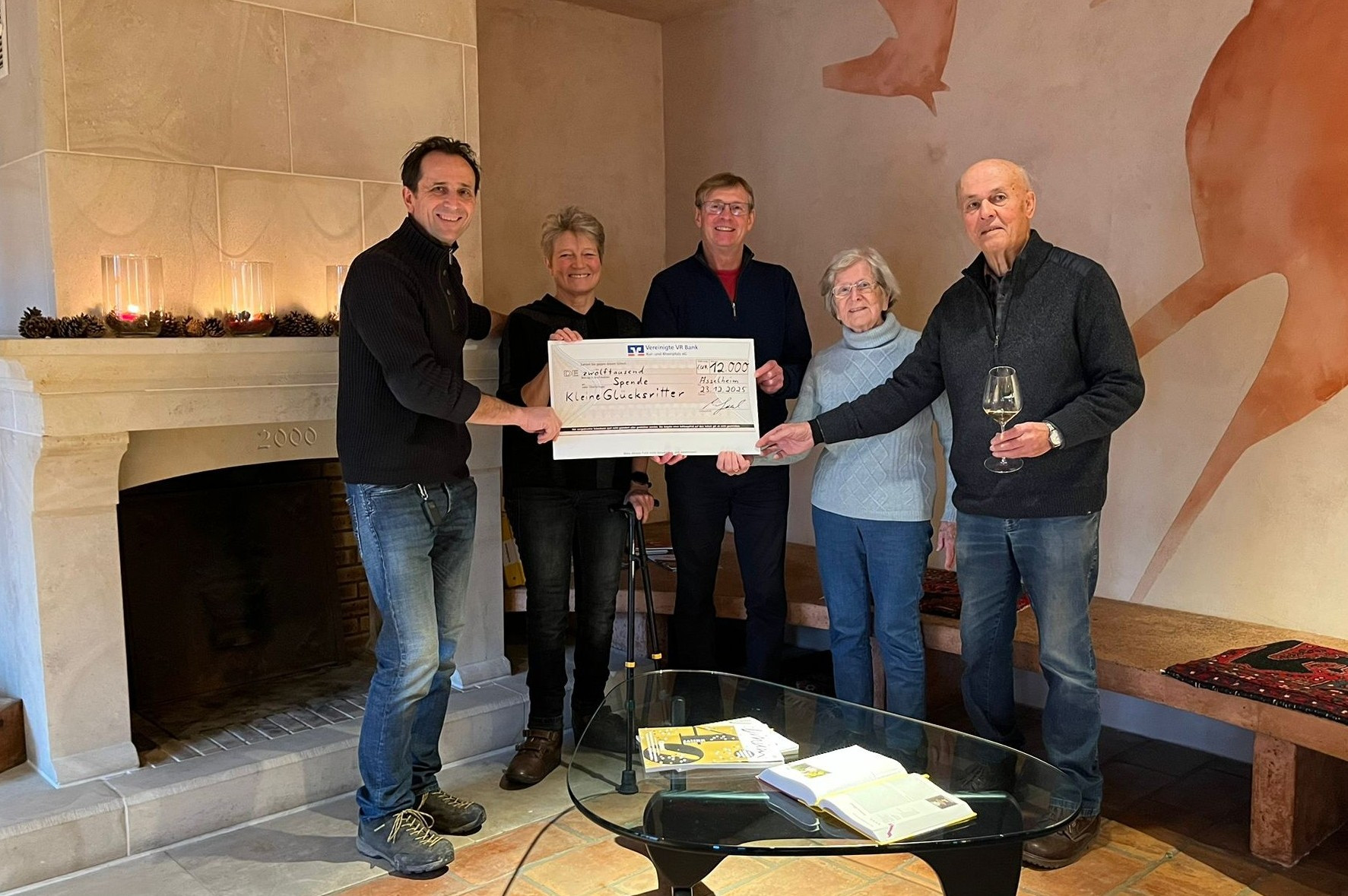 Spendenübergabe Gaul mit großem Spendenscheck für Kleine Glücksritter