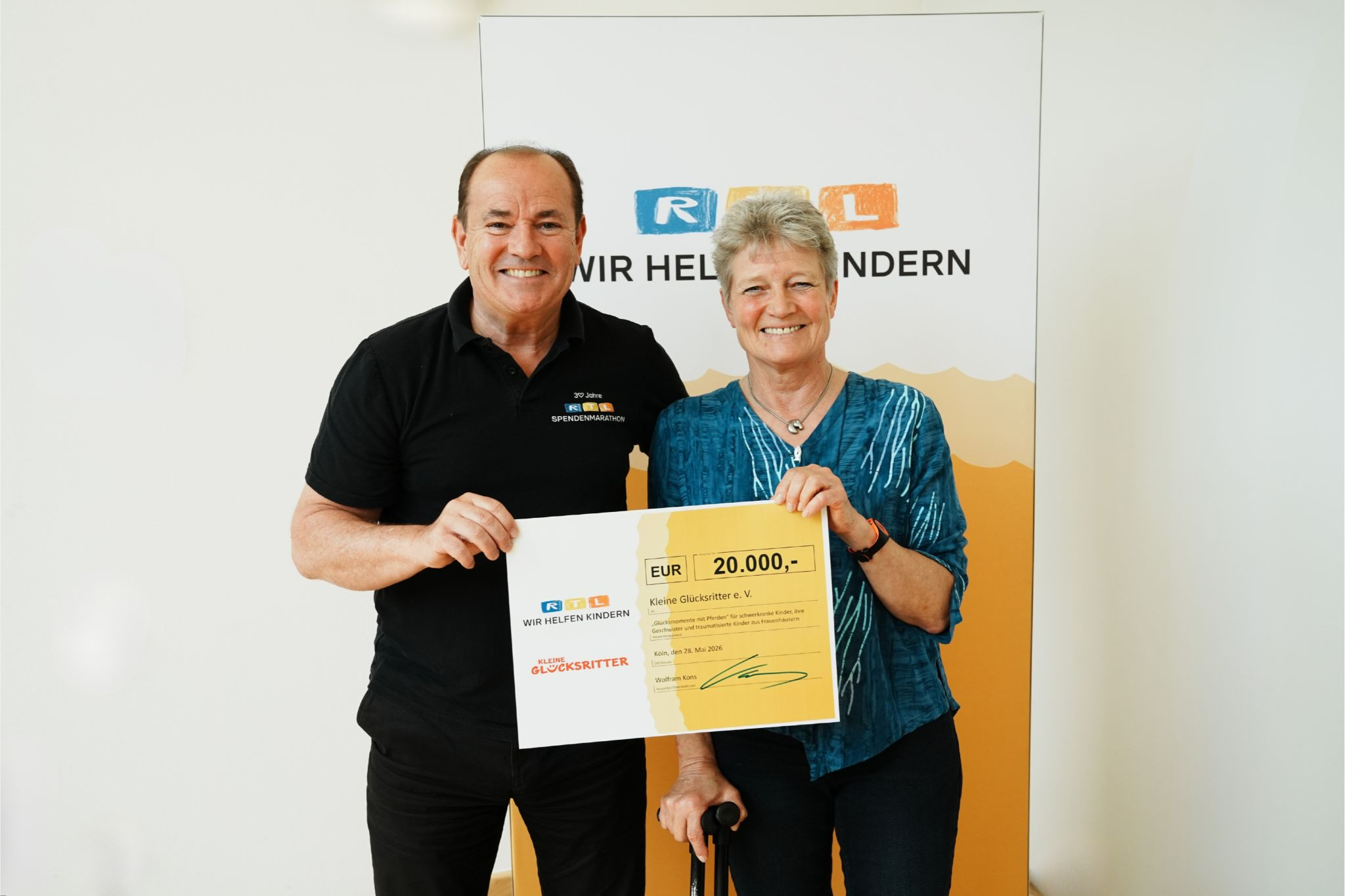 Spendenübergabe bei RTL mit Lena Luise Grellert, Übergabe eines symbolischen Schecks über 20.000 Euro für den Verein Kleine Glücksritter e. V.