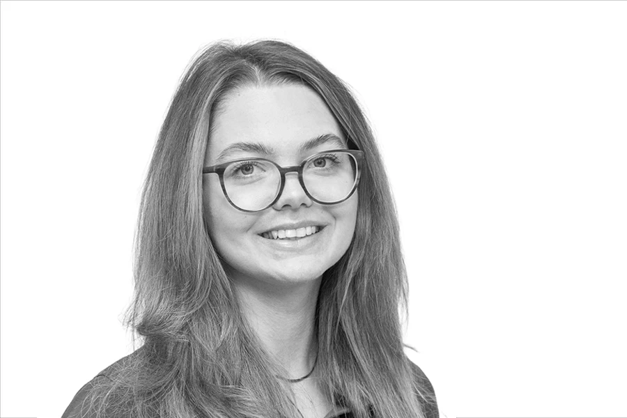 Schwarzweiß-Porträt von Jasmin Jannsen