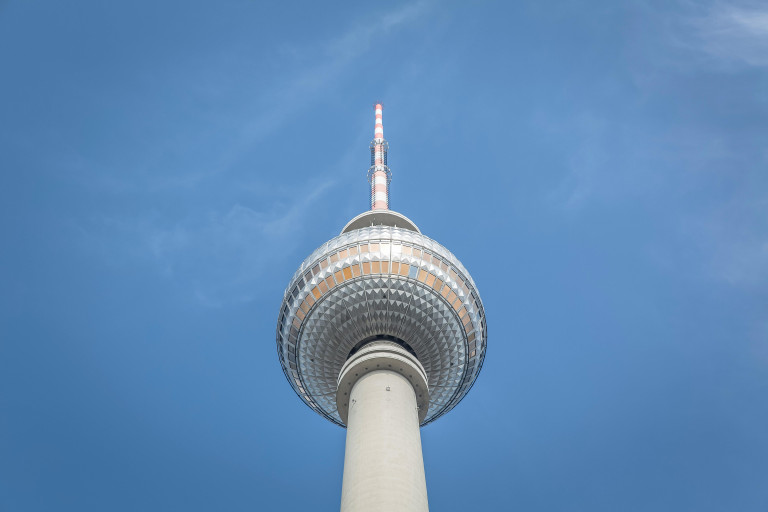 Fernsehturm Berlin vor blauem Himmel