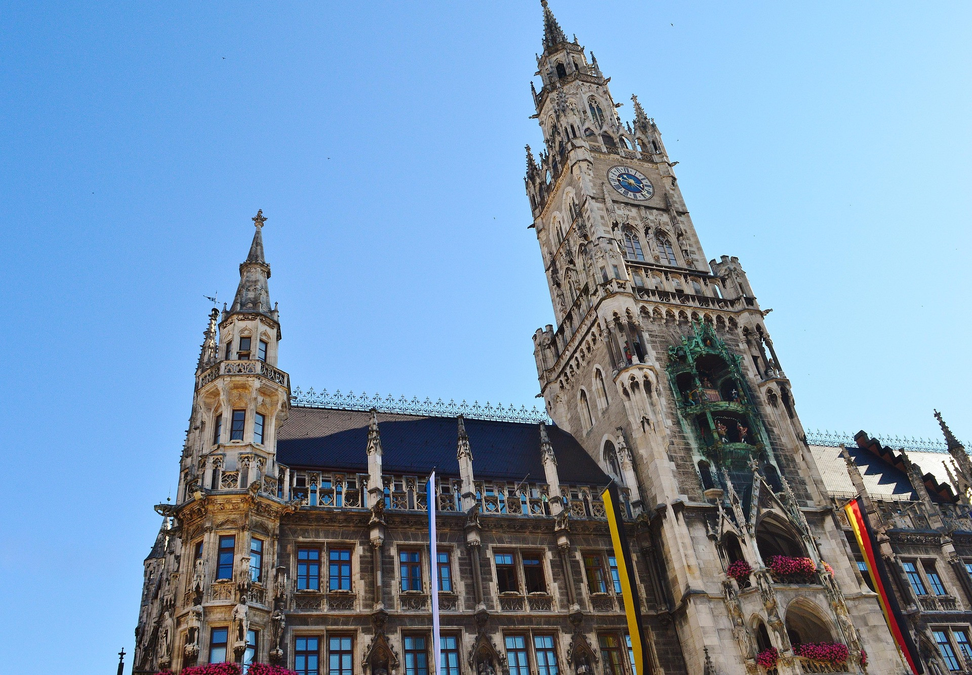 Neues Rathaus in München am Marienplatz bei blauem Himmel