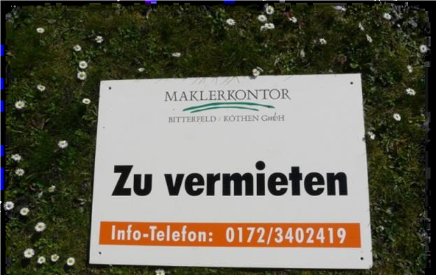 Zu vermieten Schild der Maklerkontor Bitterfeld Köthen GmbH mit Telefonnummer zur Kontaktaufnahme