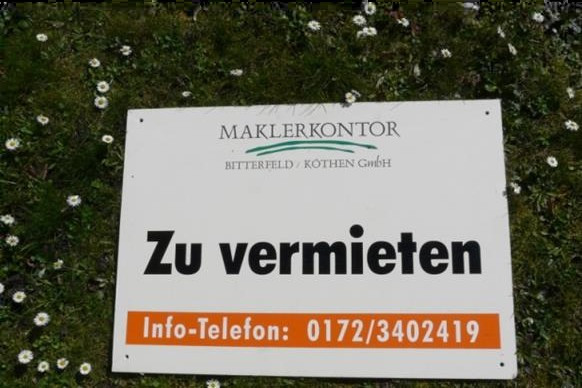 Zu vermieten Schild der Maklerkontor Bitterfeld Köthen GmbH mit Telefonnummer für Mietanfragen