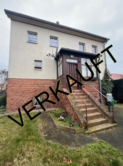 Verkauftes Einfamilienhaus in Wolfen in der Robert-Koch-Straße mit Treppe und Vorgarten