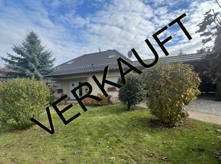 Verkauftes Einfamilienhaus in der Pappelgasse in Wolfen mit Garten und blauem Himmel