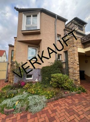 Verkauftes Einfamilienhaus in der Wolfener Straße in Jeßnitz, Ansicht der Hausfassade mit Vorgarten