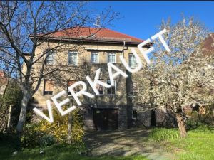 Verkauftes Haus an der Sorge 3 in Bitterfeld, Frontalansicht mit Garten und Bäumen