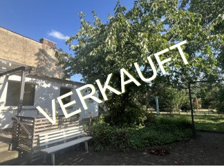 Titelbild eines Hauses mit Garten und dem Schriftzug 'Verkauft'