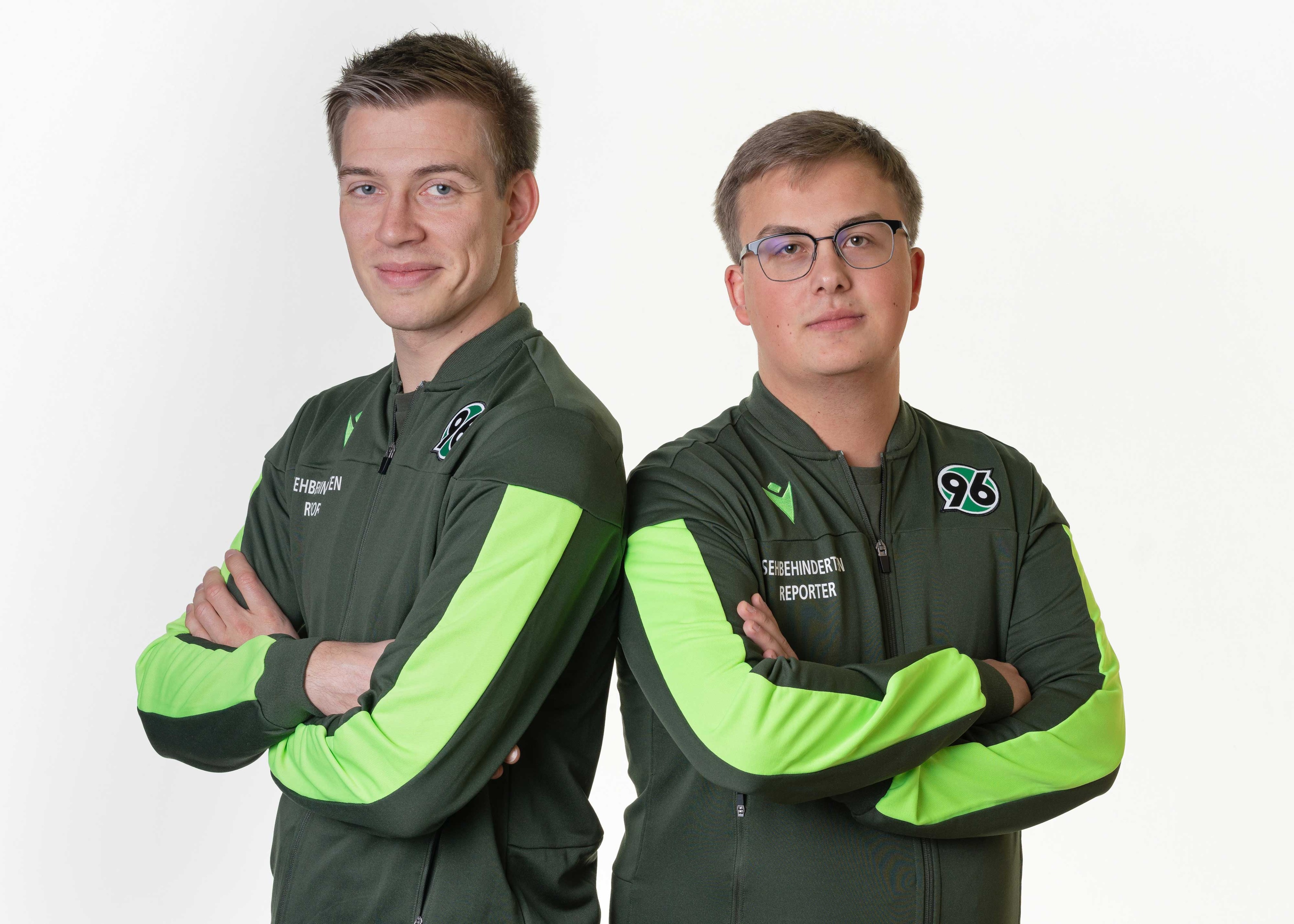 Hannes (l.) und Niklas sind zwei der Blindenreporter aus dem achtköpfigen Team bei Hannover 96.   Foto: Hannover 96
