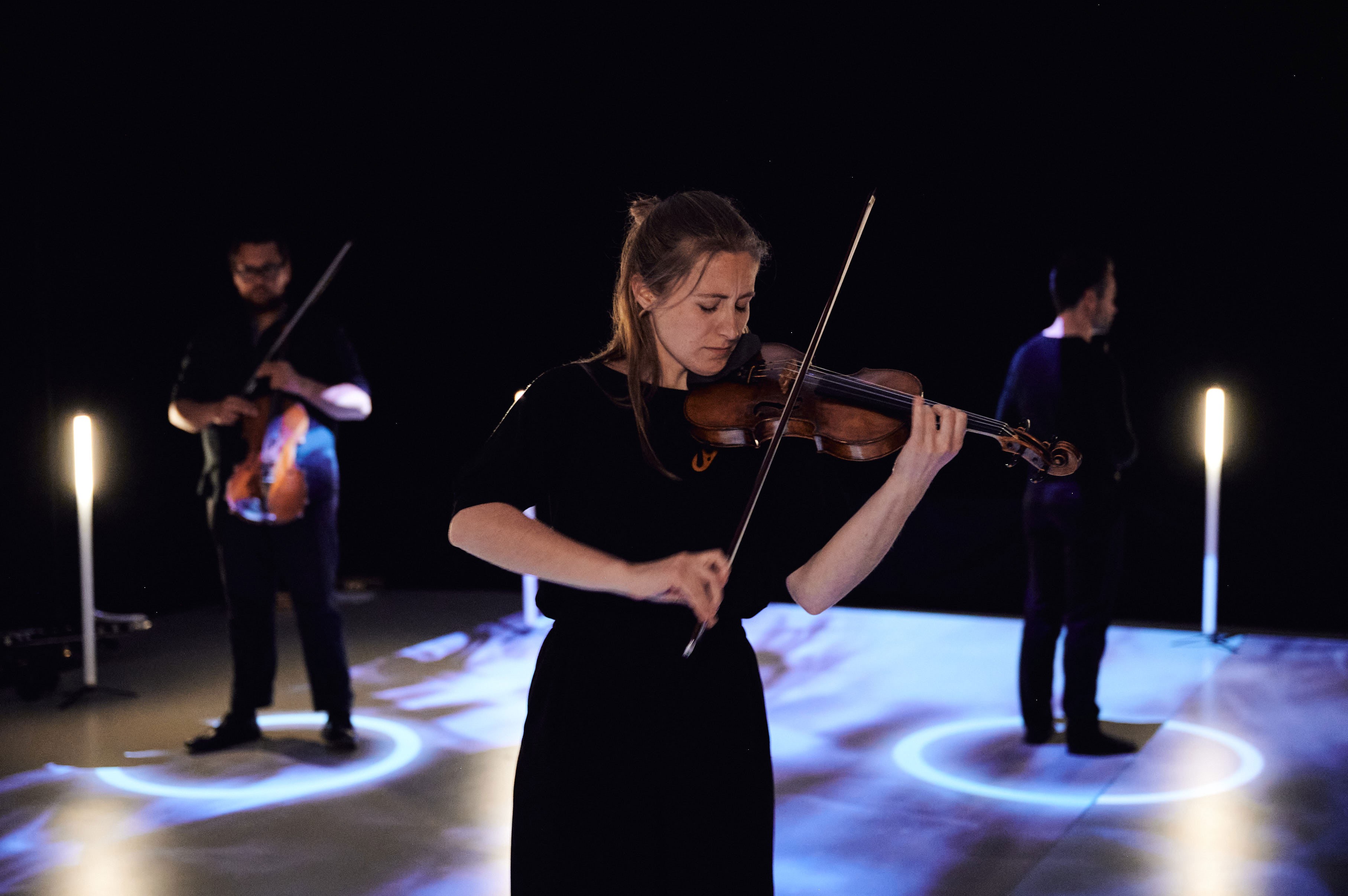 Geigerin Johanna Ruppert bei CIRCLING REALITIES  Foto: Moritz Küsnter  ©