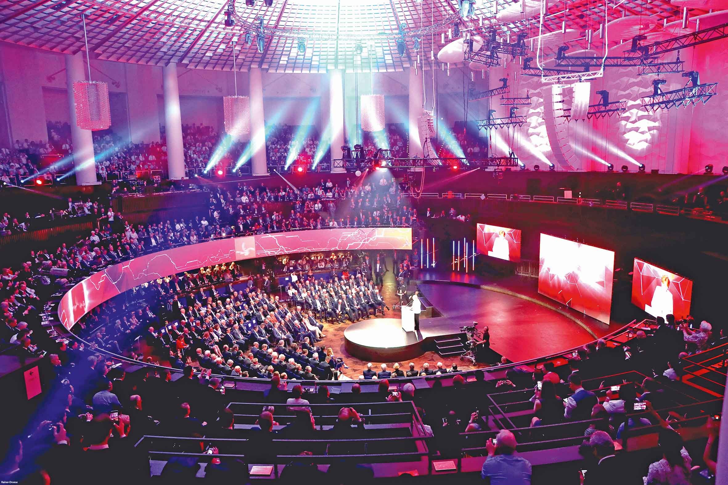 Der historische Kuppelsaal erstrahlt bei stilvollen Veranstaltungen in farbigem Scheinwerferlicht. Foto: Kuppelsaal_HCC ©Droese