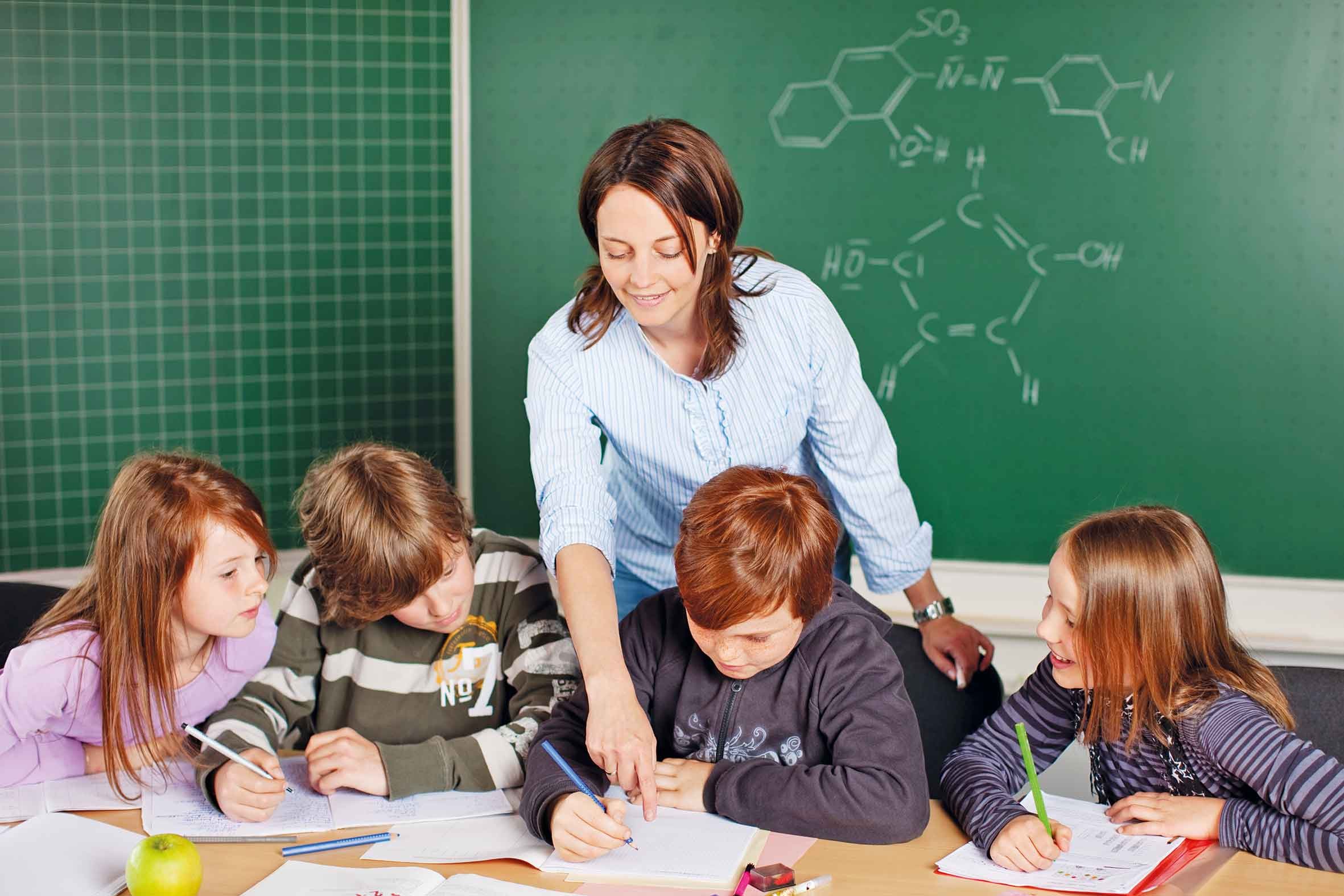 Manchmal geht es nur mit Hilfe weiter – aber auch dafür ist Schule da. Foto: © contrastwerkstatt – Fotolia.com