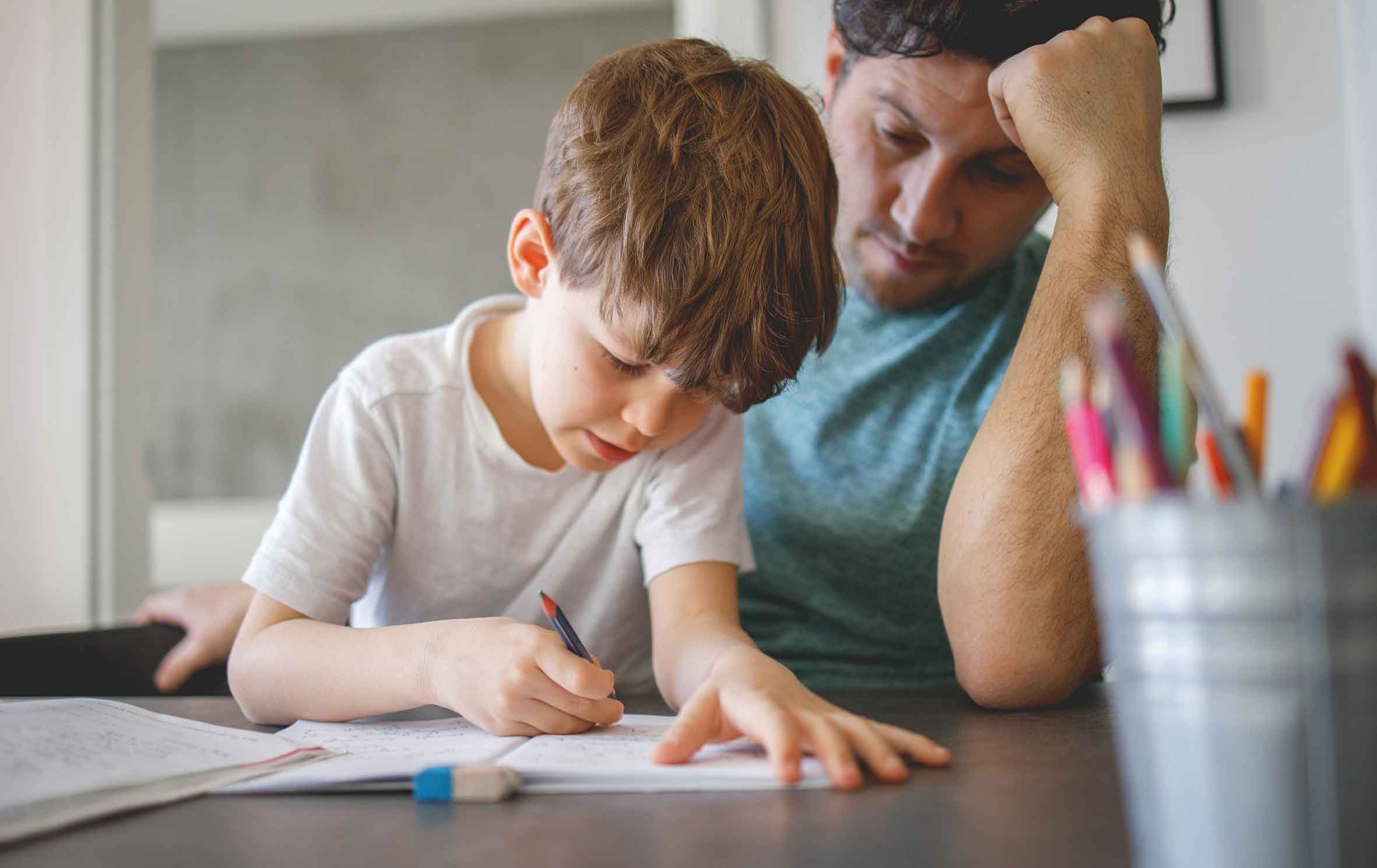 Hausaufgaben (sind stets lästig,) für einige Kinder (aber) schier unerfüllbar – gut wenn dann Hilfe nah ist! Foto: © Stock Rocket – stock.adobe.com