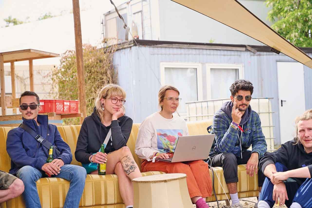 Die nächste Idee entsteht – hier mit Kiriakoula Kremantzouli (am Laptop). Foto: Momen Mostafa/ PLATZprojekt e. V.