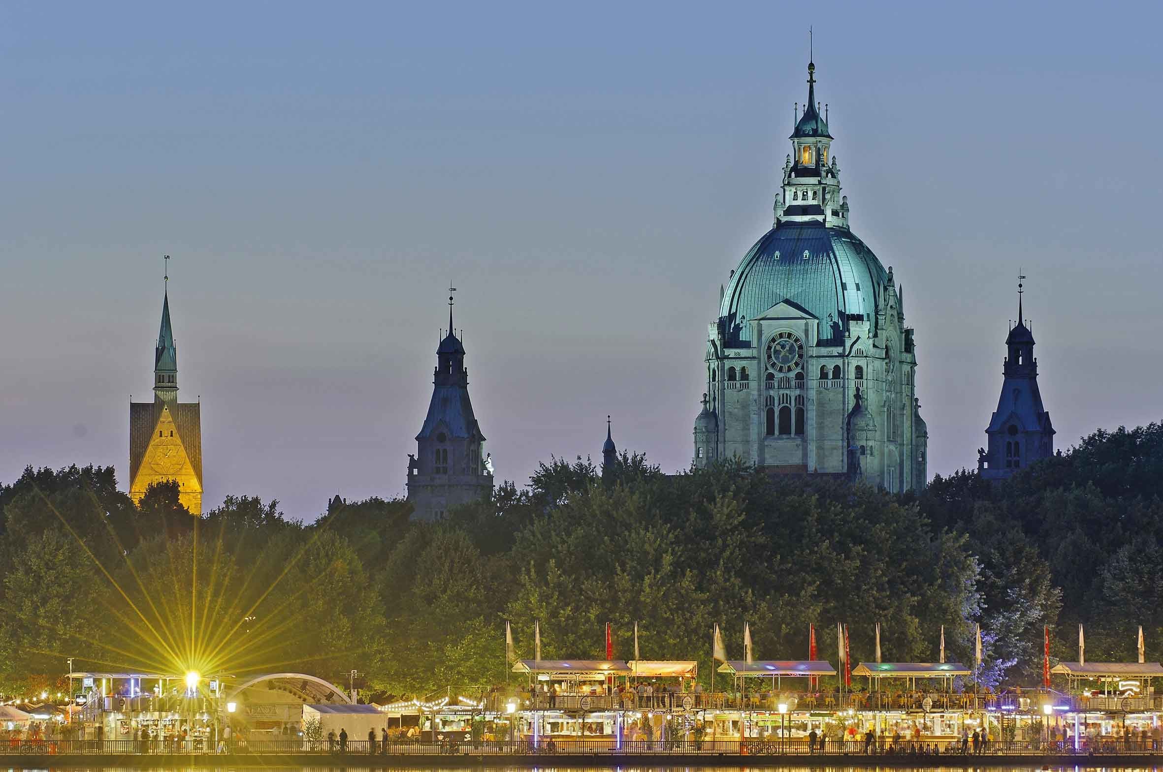 Das Maschseefest hat sich zu einem Genussfest entwickelt und bezaubert am Abend durch Illumination. Foto: © BildPix.de – fotolia.com