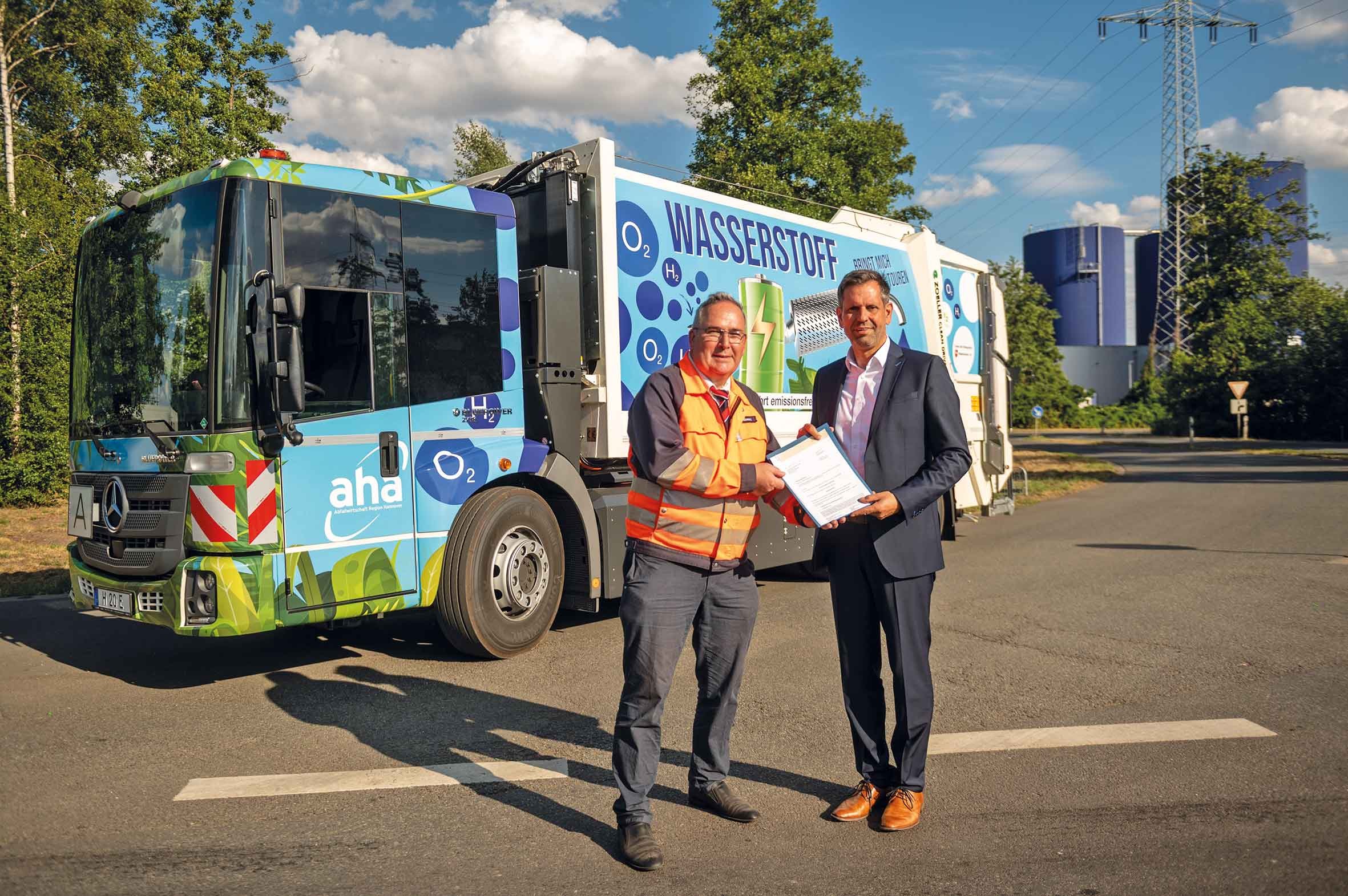 aha-Geschäftsführer Thomas Schwarz und Niedersachsens Umwelt- und Energieminister Olaf Lies. (v.l.n.r.) Foto: aha Zweckverband Abfallwirtschaft Region