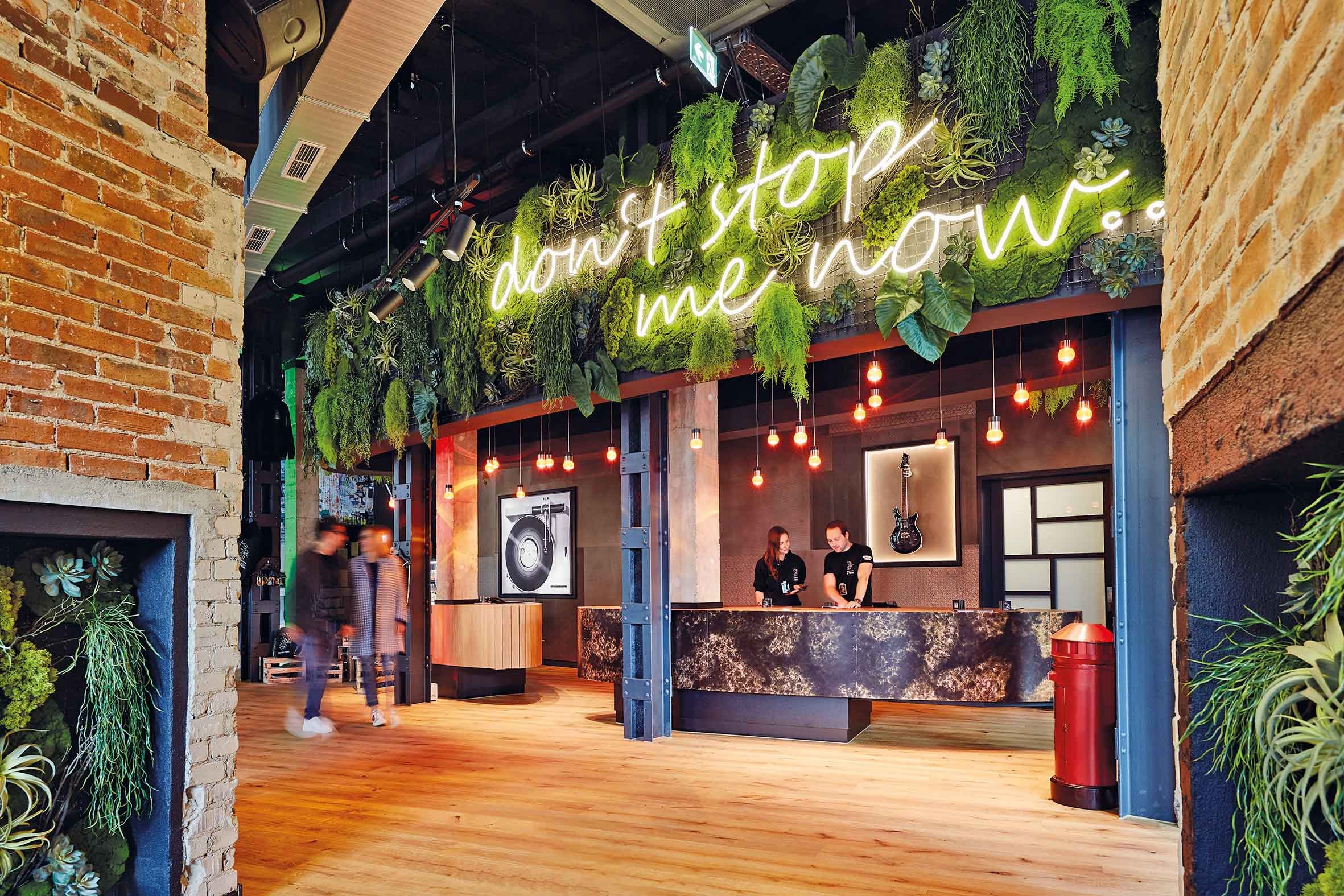 Der gleichnamige Song von Queen steht Pate für das Lebensgefühl im „Me and All Hotel“. Foto: © Nicole Zimmermann