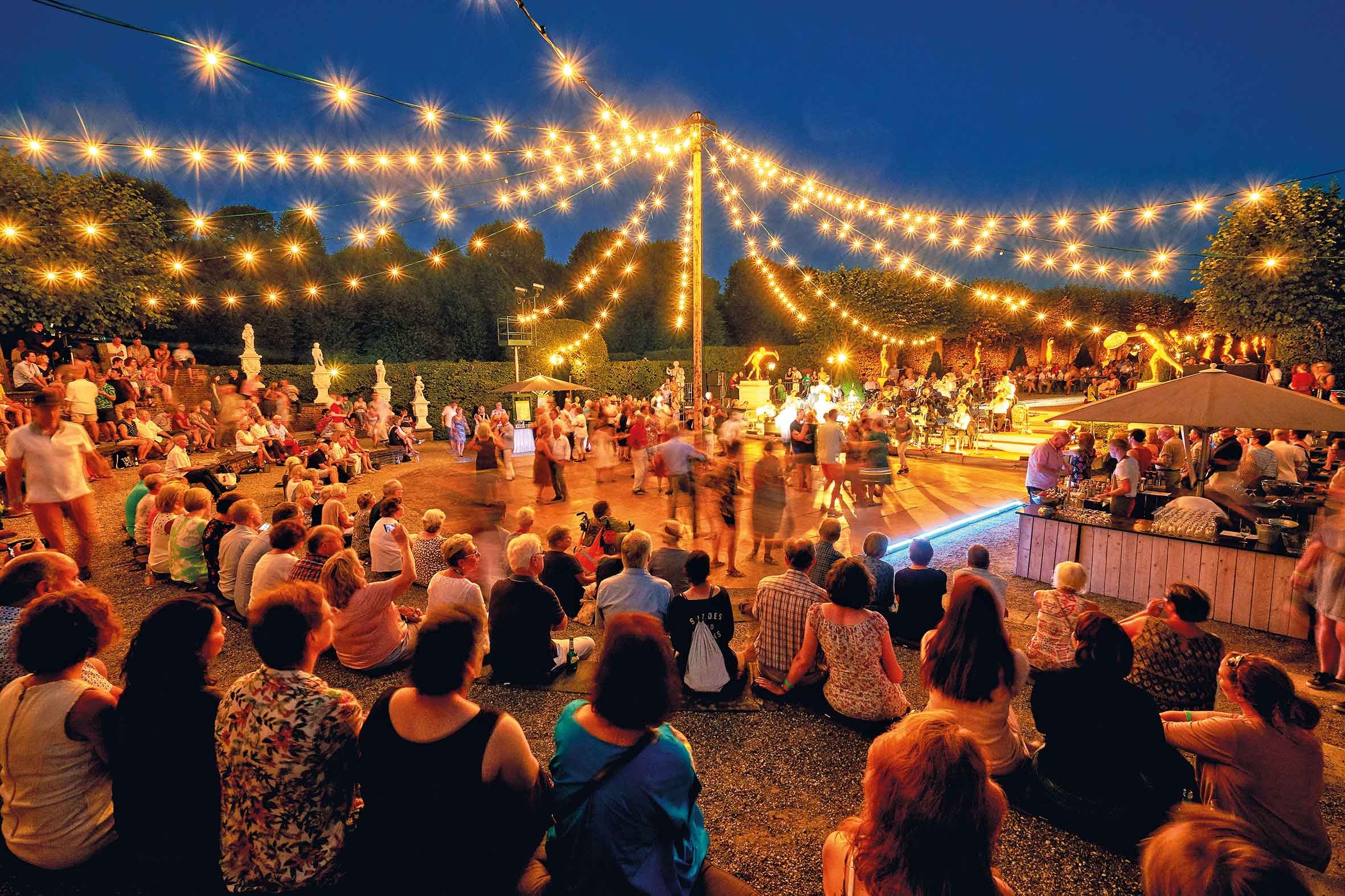 „Sommernächte im Gartentheater“ inmitten blühender Gartenpracht Foto: © Christian Wyrwa