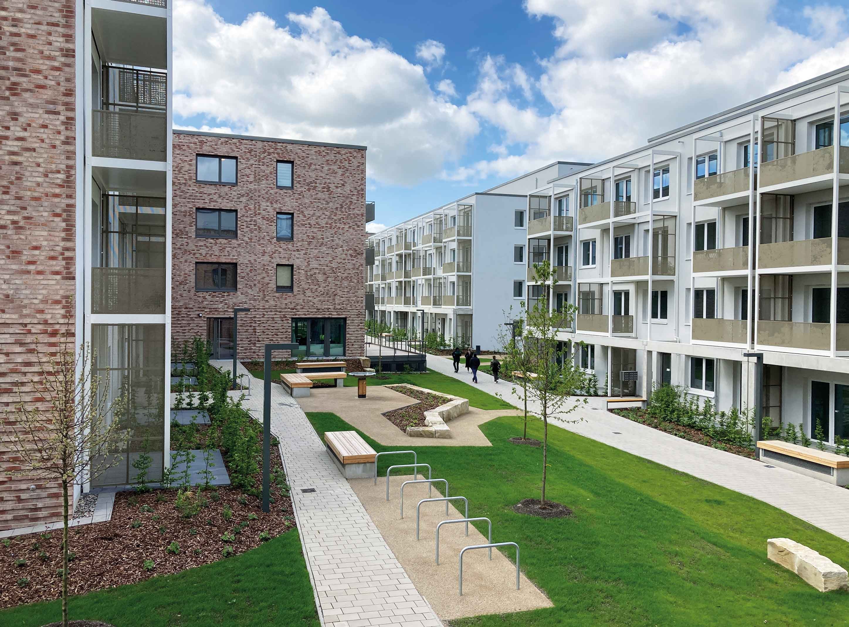 Lichtdurchflutete, grüne Innenhöfe sieht der, wer durch Kronsroder Siedlung wandert. Foto: hanova