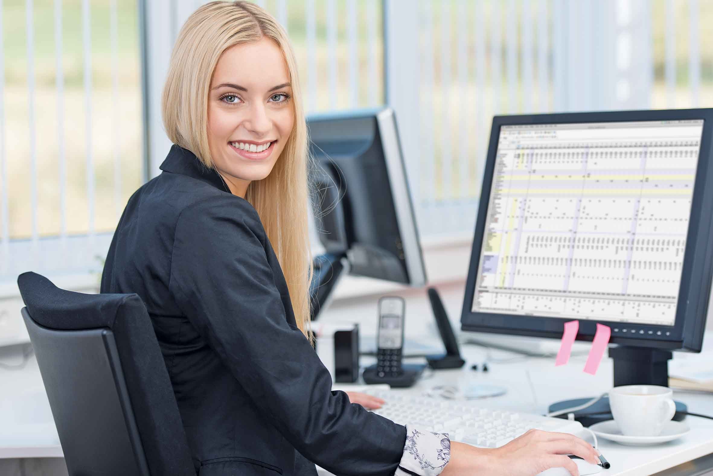 Frauen finden vermehrt eine Perspektive in der Bauwirtschaft. Oder soll es ein Karriereweg mit Ausbildung und Studium sein? Die Möglichkeiten sind vielfältig. Foto: © contrastwerkstatt – stock.adobe.com