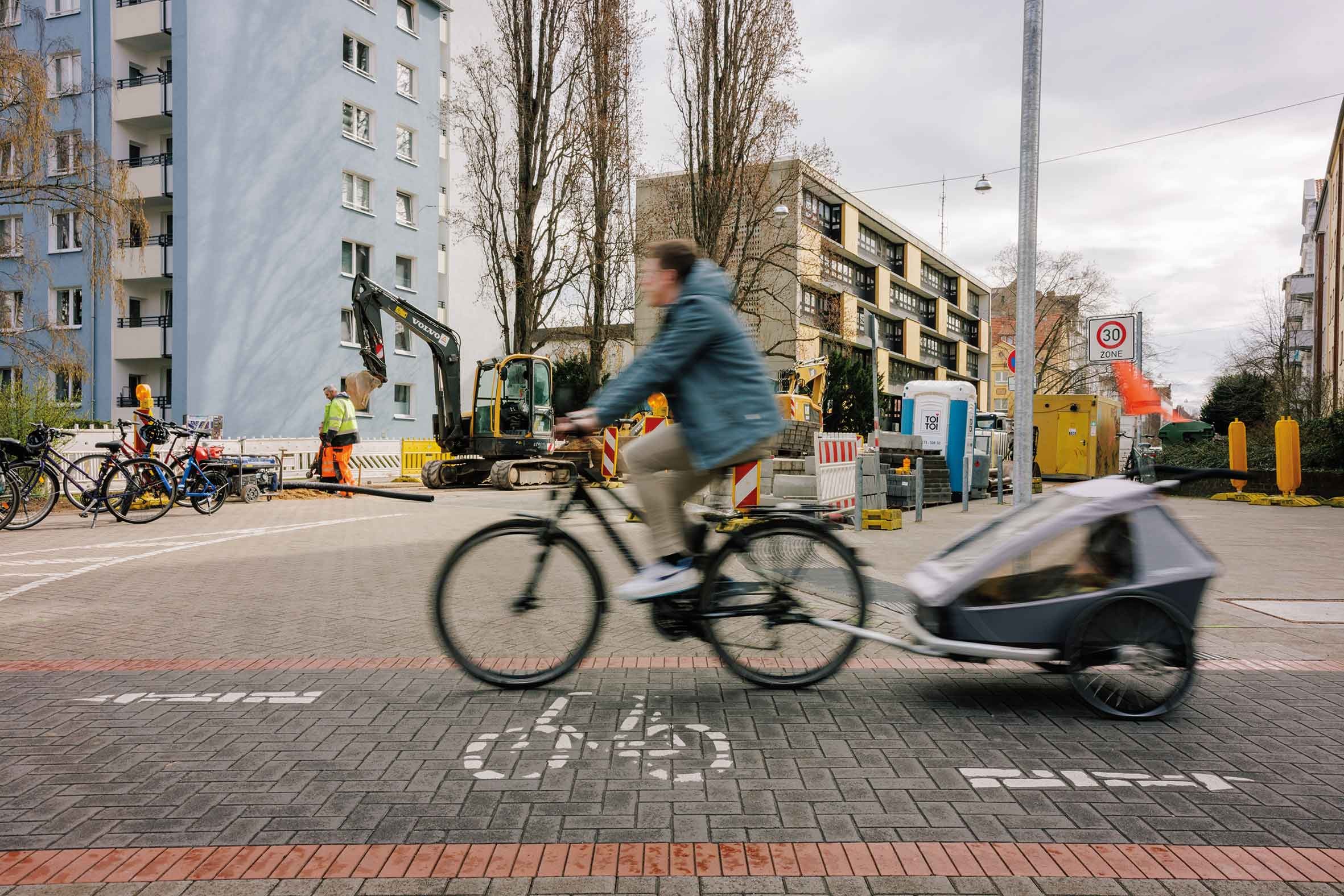 Kinder mit dem Rad sicher durch die Stadt bringen – auf guten Radwegen kein Problem! Foto: Ole Spata