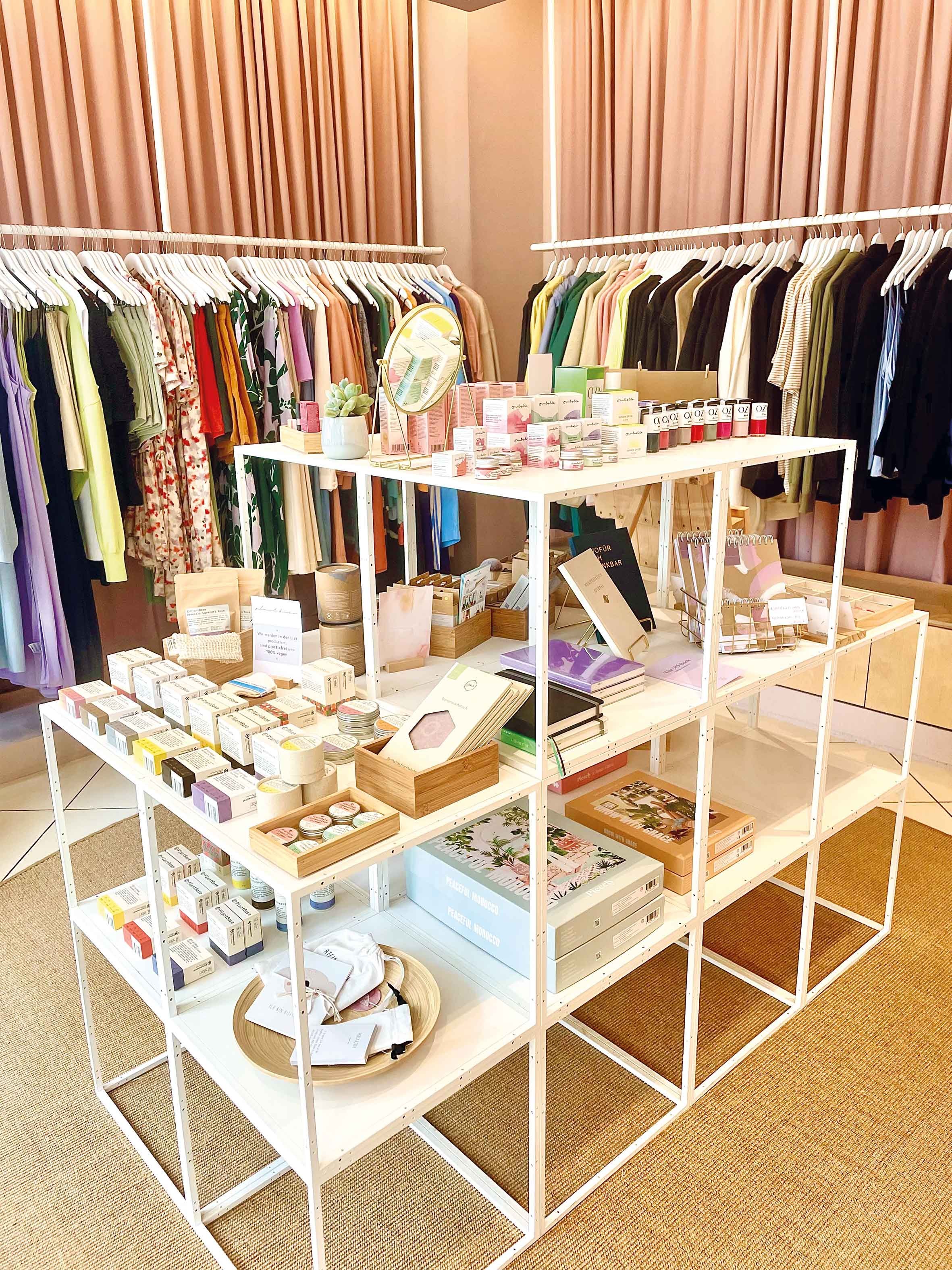 Schnappschuss aus einem FÜHLdichGUT Store mit einer Auslage einiger Labels aus Hannover Foto: © Meike Luedtke