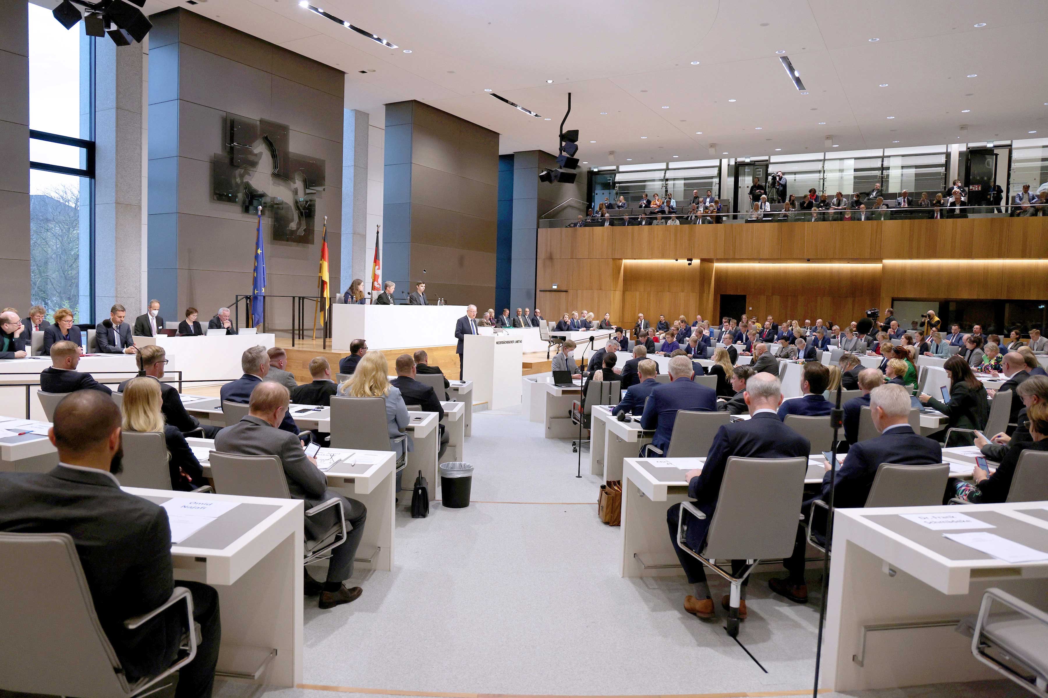Alle fünf Jahre werden in Niedersachsen mindestens 135 Abgeordnete in den Landtag gewählt. Hier ringen Regierung und Opposition um die besten Lösungen für das Land. Foto: Focke Strangmann
