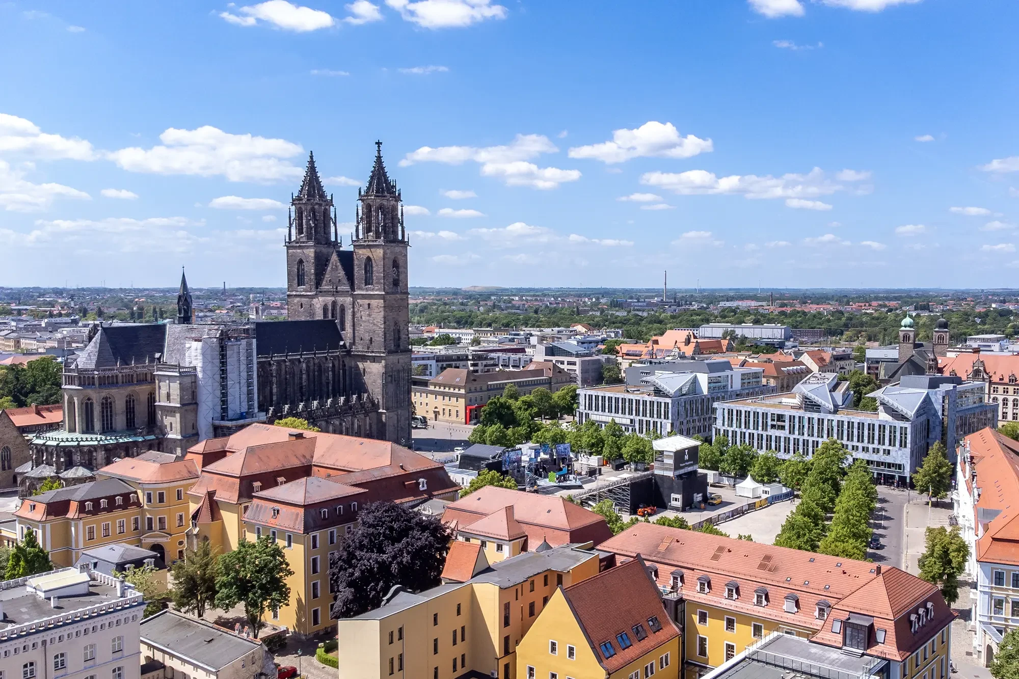 Blick auf den Magdeburger Dom und die Innenstadt von Magdeburg bei sonnigem Wetter