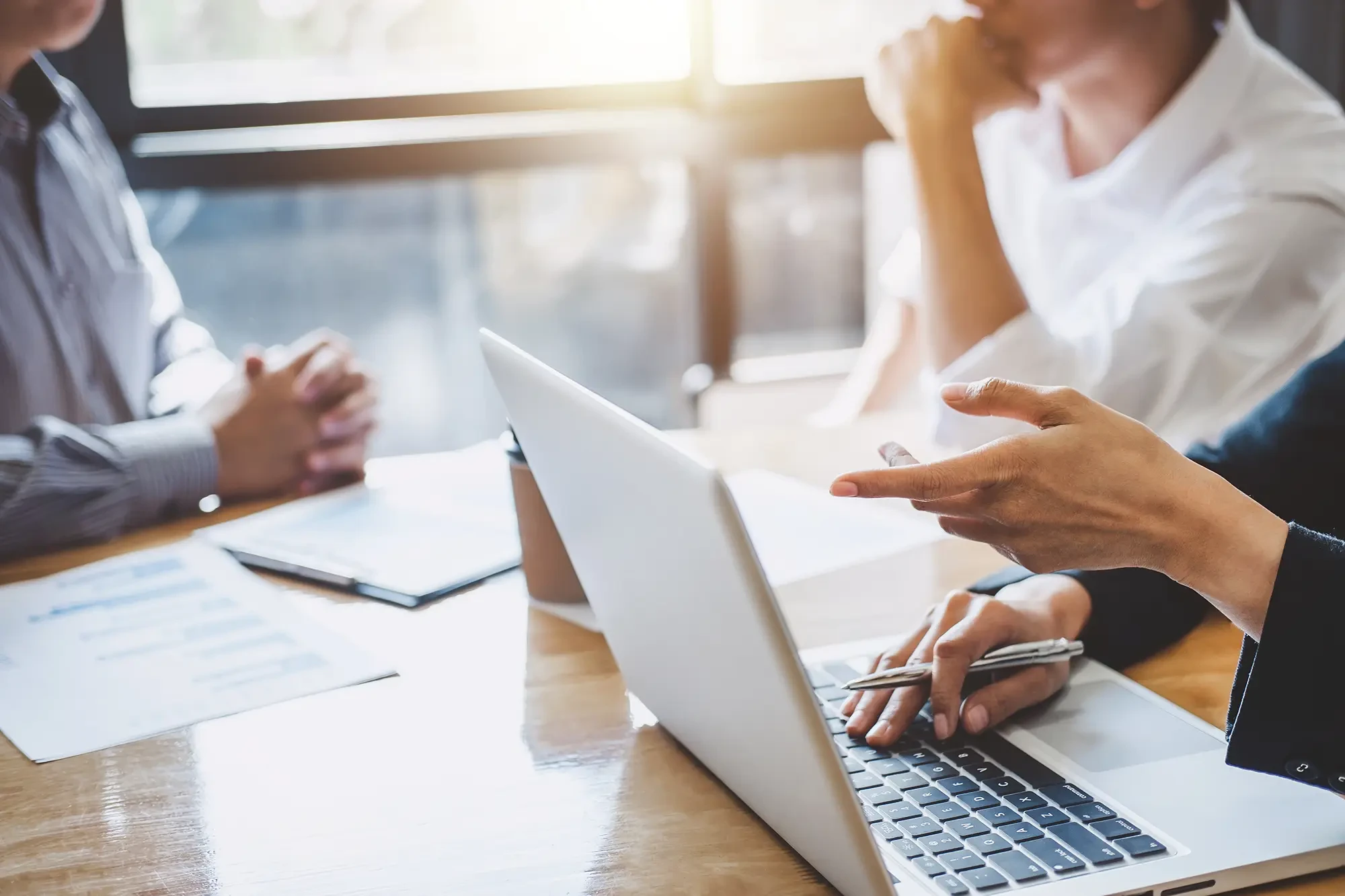 Steuerberatung: Geschäftstreffen mit Laptop und Dokumenten