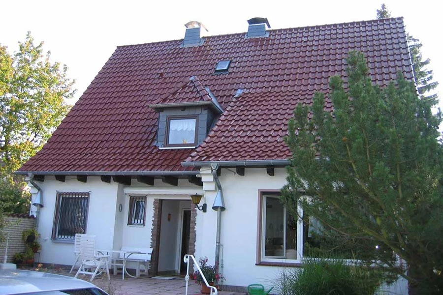 Abbildung eines Steildaches eines Einfamilienhauses mit roten Ziegeln